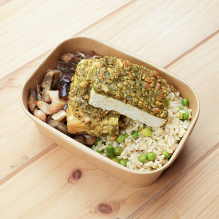 Tofu com Crosta de Amendoim, Gengibre e Coentros