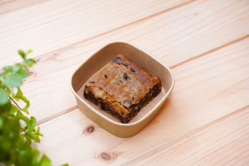 Blondie de Manteiga de Amendoim e Grão com Pepitas de Chocolate