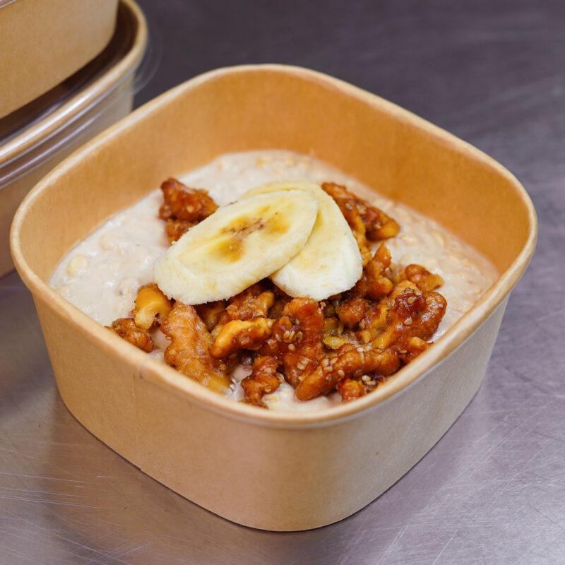 Aveia de Manteiga de Amendoim, Banana e Granola de Côco Torrado