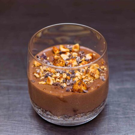 Cheesecake Vegan de Cacau, Amendoins e Caramelo Salgado