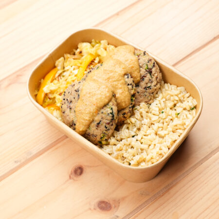 [A LA CARTE] - Hambúrguer de Atum, Curgete e Quinoa com Molho de  Cherry, Hortelã e Amendoim