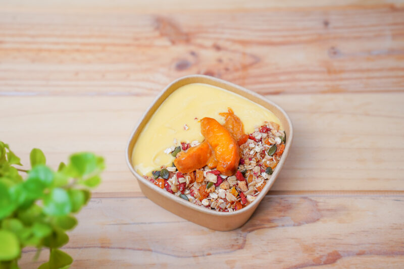 Aveia com Alperce, Curd de Maracujá e Granola com Framboesa e Bagas Goji
