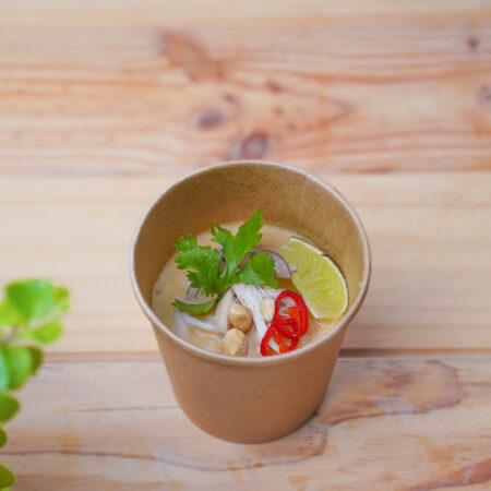 Sopa Thai de Frango e Leite de Coco com Ervas Frescas