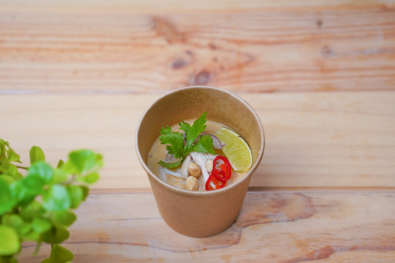 Sopa Thai de Frango e Leite de Coco com Ervas Frescas