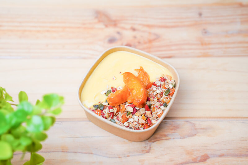 Aveia com Alperce, Curd de Maracujá e Granola com Framboesa e Bagas Goji