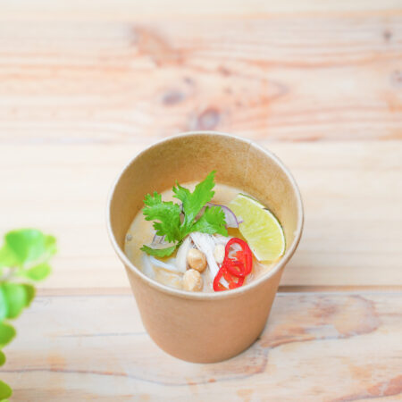 Sopa Thai de Frango e Leite de Coco com Ervas Frescas