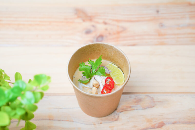 Sopa Thai de Frango e Leite de Coco com Ervas Frescas