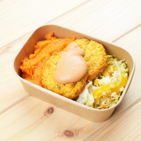 Patties de Salmão, Cenoura e Endro com Molho Coral