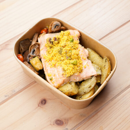Lombo de Salmão com Crumble de Polenta, Pistachio e Limão Siciliano