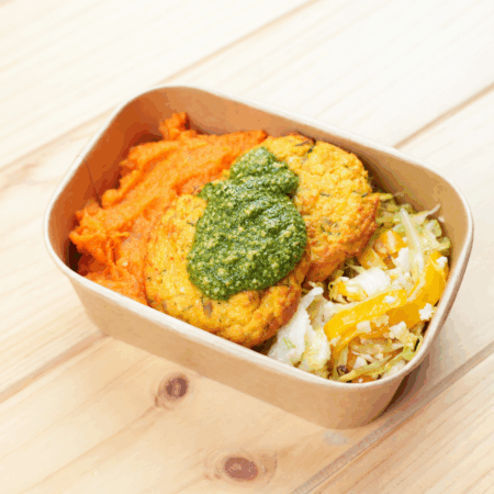 [A LA CARTE] - Patties de Salmão , Cenoura e Endro com Pesto de Kale e Caju